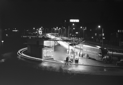 881447 Gezicht op het benzinestation van Caltex aan de Vondellaan te Utrecht, bij avond.